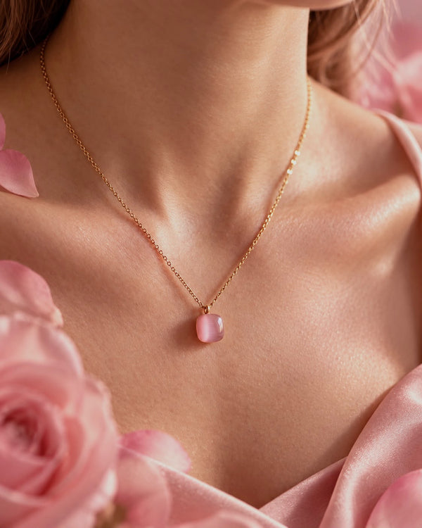 Un collier rose offert